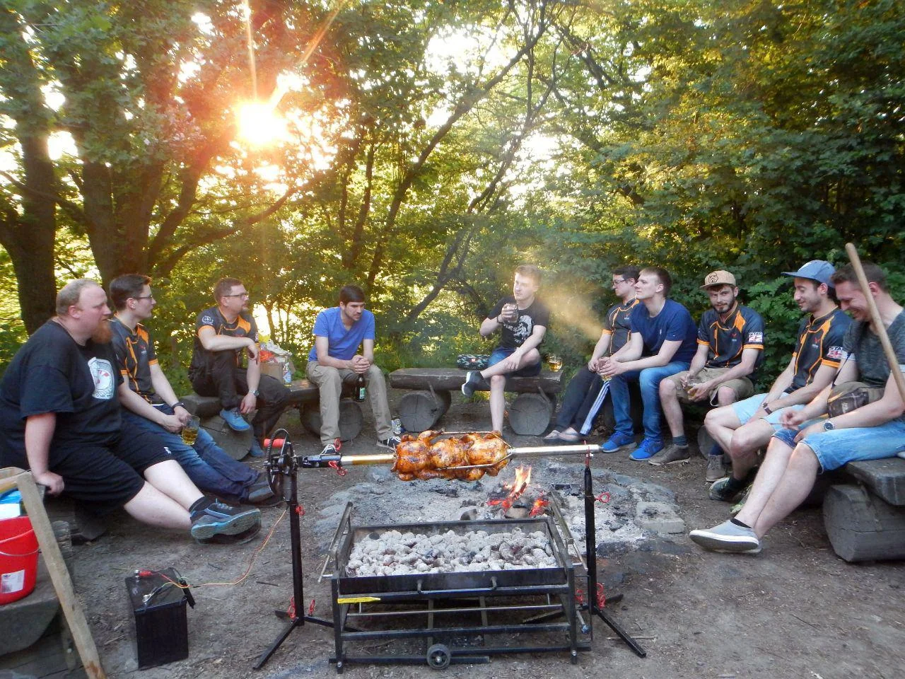 Mitglieder von Phoenix Interstellar beim gemeinsamen Grillen
